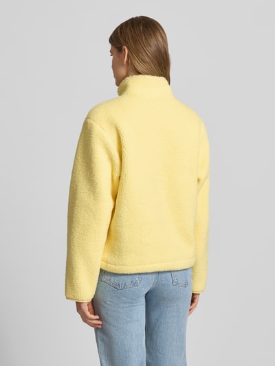 Vrouwenmodel draagt Regular fit pullover met opstaande kraag model 'Vera' van JJXX van teddyfleece, kleur lichtgeel, damespullover, rugaanzicht.