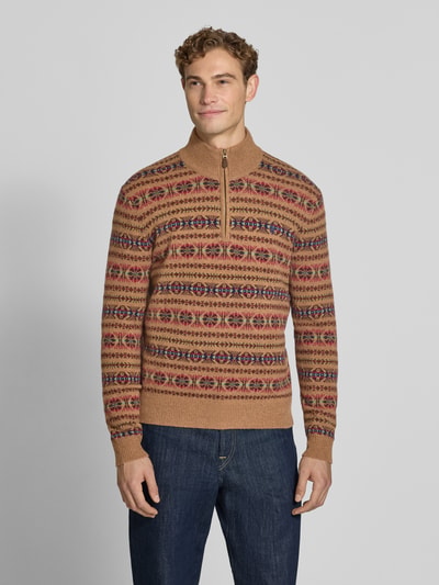 Męski model nosi Regular Fit Pullover aus reiner Wolle od Polo Ralph Lauren, brązowy sweter żakardowy, wielokolorowy wzór, widok z przodu, Ganzkörperansicht von vorne.