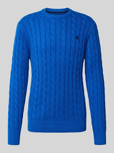 Produktfoto, Slim Fit Strickpullover aus reiner Baumwolle von MCNEAL in kräftigem Blau, Rundhalsausschnitt, gerippte Abschlüsse, Label-Stitching, strukturierte Zopfstrick-Optik, geeignet als Herren Strickpullover, Rückenlänge 70 cm, Ärmellänge 80 cm.