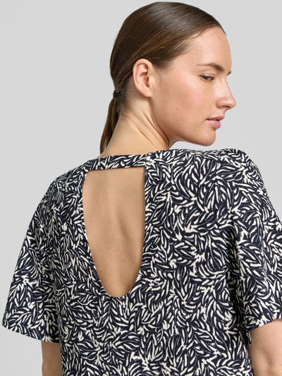 Frauenmodel trägt Knielanges Kleid im Allover-Look von Zero mit Material-Mix und Stretch-Anteil, Rundhalsausschnitt, Nahaufnahme Rückansicht.