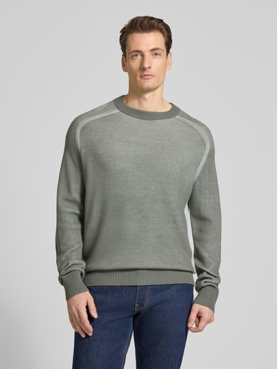 Męski model nosi Regular Fit Strickpullover aus Schurwoll-Mix Modell 'AKAJER' od BOSS Orange, melanżowa szarość, crew neck, raglanowe rękawy, dzianina z fakturą, rękawy i dół ściągacz, krój regular fit, widok całej sylwetki z przodu.