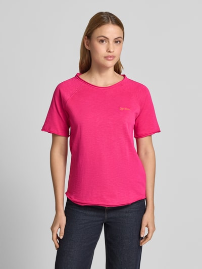 Frauenmodel trägt T-Shirt mit Statement-Stitching und Rollsaum von Smith and Soul in Pink, Reine Baumwolle, Gerader-Schnitt, Rundhalsausschnitt, Raglanärmel, glatt strukturierte Oberfläche, Ganzkörperansicht von vorne.