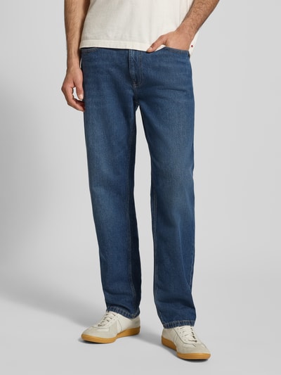 Männermodel trägt Straight Fit Jeans im 5-Pocket-Design von REVIEW in Blau aus elastischem Baumwoll-Mix, Nahaufnahme Oberkörper. Bundweite 45 cm, Innenbeinlänge 78 cm bei Größe 32/32.