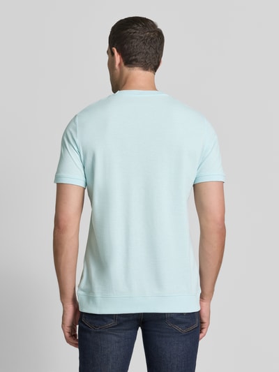 Męski model nosi Regular Fit T-Shirt aus Baumwoll-Mix od s.Oliver RED LABEL, jasnoniebieski kolor, gładka faktura, całkowity widok z tyłu.