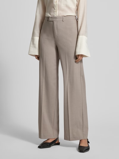 Vrouwenmodel draagt Straight Fit bandplooibroek met viscose-aandeel Model 'TEXAS' van Vero Moda, melangelook, zonder zakken, persplooien, knoop- en ritssluiting, mid waist, riemlussen, gemêleerde stof, detailopname onderlichaam, vooraanzicht.