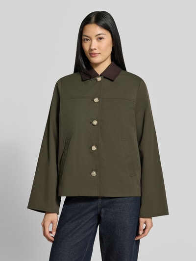 Kobiece model prezentuje Regular Fit Blouson mit Umlegekragen Modell 'CHELSEAPOPPY' od VERO MODA, bluzon w kolorze oliwkowym, gładka tekstura, Ganzkörperansicht von vorne, damska bomberka / bluzon
