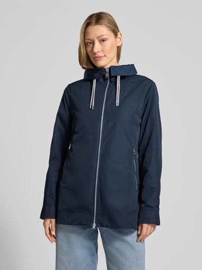 Vrouwenmodel draagt Jacke mit Zweiwege-Reißverschluss van Fuchs Schmitt in donkerblauw, regular fit, zoomdetails, voorkant volledig zichtbaar, ganzkörperansicht van voren.
