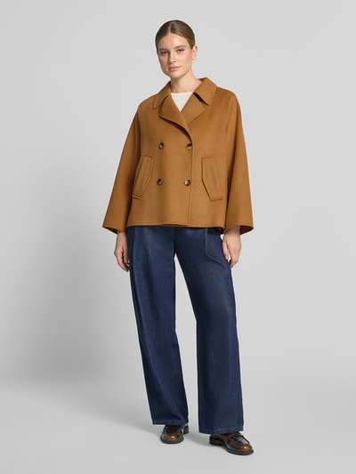 Vrouwenmodel draagt Cabanjacke mit doppelreihiger Knopfleiste van Smith and Soul, bruin wolmix met viscose, loose fit, Kentkraag, zij-steekzakken, trompetmouwen; ruglengte 69 cm, schouderbreedte 39 cm, borstwijdte 64 cm, mouwlengte 61 cm, volledige lichaamsweergave van voren.