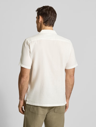 Männermodel trägt Relaxed Fit Freizeithemd aus Leinen-Baumwoll-Mix von Lindbergh in Weiß mit Reverskragen und Knopfleiste, Ganzkörperansicht Rückansicht. Rückenlänge bei Größe M: 76 cm, Schulterbreite 47 cm, Ärmellänge 25 cm.