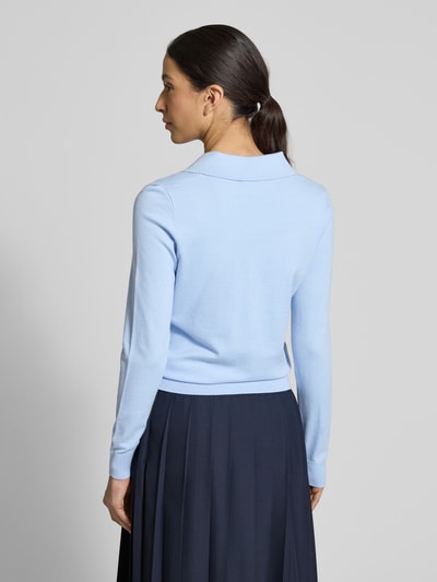 Vrouwenmodel draagt Regular Fit Longsleeve uit viscosemix met polokraag van Christian Berg Woman, getailleerde pasvorm, gebreide look, lichtblauw, ruglengte 54 cm, mouwlengte 62 cm, volledige lichaamsweergave achteraan