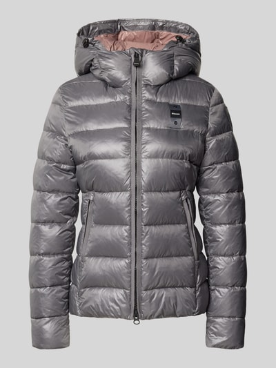 Produktfoto, silberne Jacke in Stepp-Optik Modell 'CAROLL' von Blauer USA mit Logo-Detail, Stehkragen und Kapuze auf grauem Hintergrund.