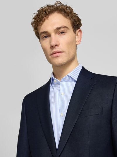 Mężczyzna nosi Slim Fit Anzug mit 2-Knopf-Sakko Modell 'Grant' von Pierre Cardin, ciemnogranatowy, krój slim fit, zbliżenie na górę ciała