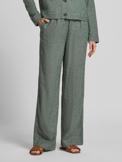 Frauenmodel trägt Leinenhose mit Kordelzug Modell 'Viana Ginia' von MSCH Copenhagen in Grün, Wide Leg, elastischer Bund, Nahaufnahme Unterkörper.