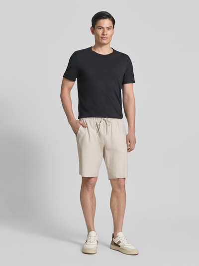 Männermodel trägt Bermudas mit Strukturmuster und elastischem Bund von Fynch-Hatton in Reine Baumwolle, Regular-Fit, ganzkörperansicht von vorne.