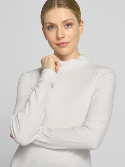 Kobiece model prezentuje Slim Fit Longsleeve aus Baumwoll-Mix od MORE, kolor biały, Stójka, fakturowany wzór, Długość tyłu w rozmiarze 36: 58 cm, mieszanka bawełny, krój slim fit, fakturowany materiał, z przodu zbliżenie na górną część ciała.