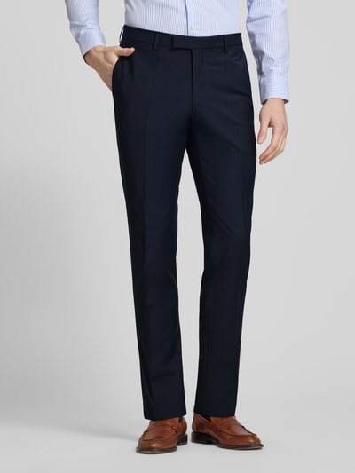 Mężczyznamodel nosi spodnie o kroju slim fit z kantem, granatowe, z materiału z domieszką wełny, Slim Fit Anzug mit 2-Knopf-Sakko Modell 'Grant' von Pierre Cardin, zdjęcie całej sylwetki z przodu. Szerokość w rozmiarze 50: 43 cm, długość wewnętrzna nogawki: 83 cm.