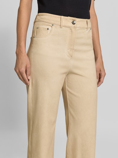 Frauenmodel trägt Straight Fit Gerade Hose aus Baumwoll-Mix Modell 'GELATO' von MM in Beige, glatte Textur, Nahaufnahme Oberkörper, Damen Gerade Hose von MM