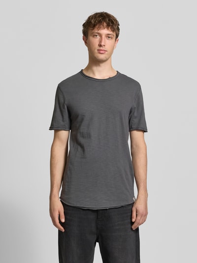 Männermodel trägt Regular Fit T-Shirt aus reiner Baumwolle Modell 'Benne' von Only & Sons, melierte Optik, unifarben, Rundhals, Ganzkörperansicht von vorne