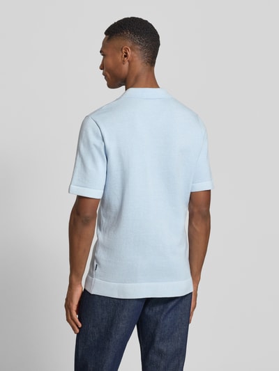 Mannenmodel draagt gebreid shirt met v-hals model 'MILANO' van Jack & Jones Premium, katoenmix, recht model, labeldetail, ruglengte bij maat M 69 cm, platte kraag, rugaanzicht op volledige lengte.