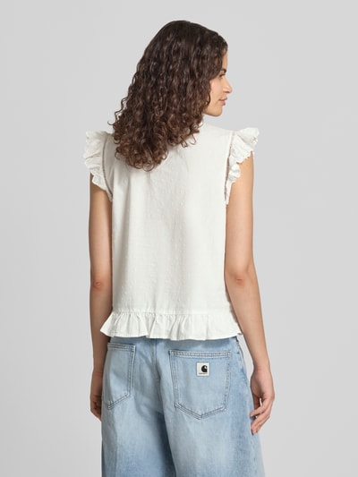 Frauenmodel trägt Regular Fit Blusentop aus reiner Baumwolle Modell 'GOLDIE' von PIECES in Weiß, dezente Webstruktur, lockerer Sitz, Ganzkörperansicht Rückansicht.