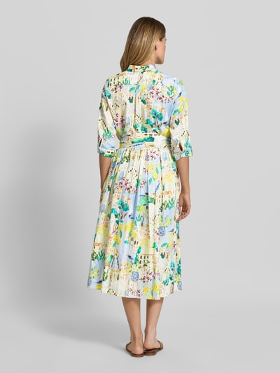 Frauenmodel trägt Hemdblusenkleid mit Bindegürtel und Knopfleiste von Milano Italy aus Reine Baumwolle mit Taillierter Schnitt, Midikleid, Hemdblusenkragen, Ganzkörperansicht Rückansicht.