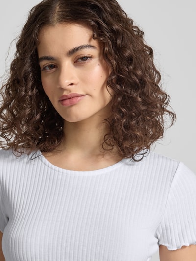 Frauenmodel trägt Slim Fit T-Shirt mit Viskose-Anteil Modell 'EMMA' von Only, Optik: Unifarben, Streifen-Struktur, Nahaufnahme Oberkörper