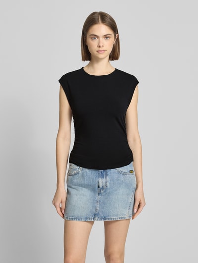 Frauenmodel trägt Slim Fit T-Shirt aus Baumwoll-Mix Modell 'MIRA' von Only, unifarben schwarz, kurze Ärmel, vorne, Ganzkörperansicht von vorne