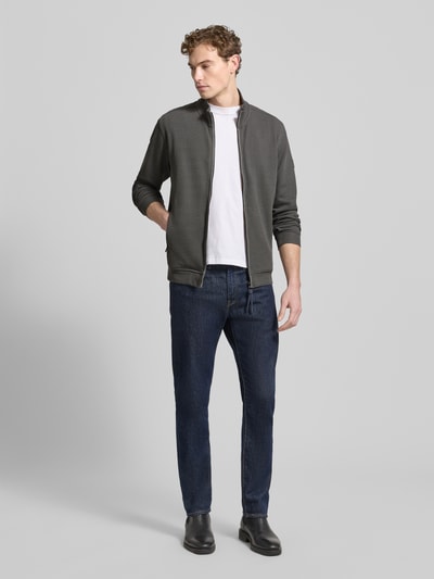 Männermodel draagt Sweatjacke mit Strukturmuster und Reißverschlusstaschen van Lerros, katoenmix, regular fit, opstaande kraag, ritssluiting, ritszakken, ruglengte maat M 70 cm, mouwlengte maat M 66 cm, grijs met fijne structuur, Ganzkörperansicht van voren.