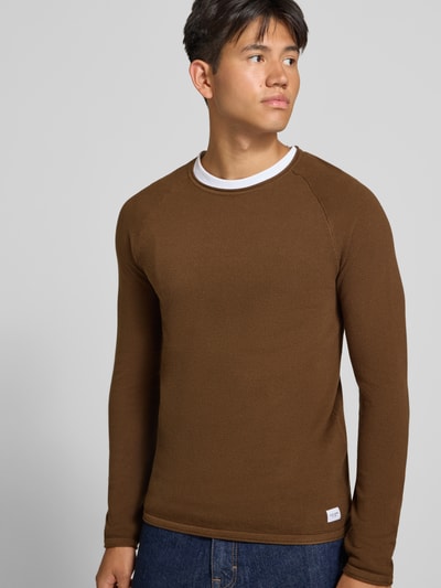 Männermodel trägt Regular Fit Pullover aus reiner Baumwolle Modell 'Hill' von JACK & JONES in Braun, Strick-Optik, Nahaufnahme Oberkörper. Rückenlänge bei Größe M: 69 cm, Ärmellänge bei Größe M: 70 cm.