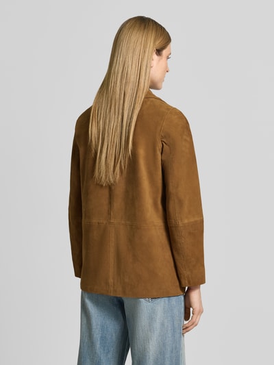 Frauenmodel trägt Lederjacke aus Ziegenvelours mit Eingrifftaschen Modell 'DARIO' von Bash, hellbraun, glatte Textur, Ganzkörperansicht Rückansicht.