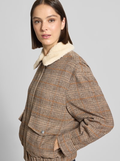 Frauenmodel trägt Regular Fit Jacke mit Woll-Anteil von Oui, braun kariert mit Umlegekragen, Material-Mix, Nahaufnahme Oberkörper.