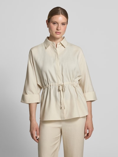 Frauenmodel trägt Relaxed Fit Bluse aus Lyocell-Mix mit 3/4-Arm von Comma, helle Farbe, Tunnelzug, Hemdblusenkragen, Ganzkörperansicht von vorne. Damen Bluse im Lyocell-Mix mit Leinen-Anteil, Rückenlänge 71 cm, Ärmellänge 58 cm, glatte Textur.