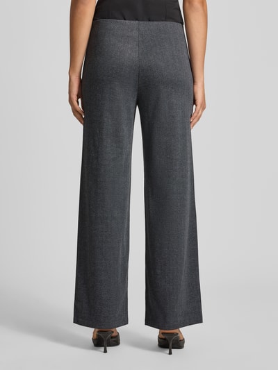 Vrouwenmodel draagt Wide Leg recht broek met naadritssluiting model 'BREMEN' van ONLY, Dames recht broek, volledige achterkantaanzicht.