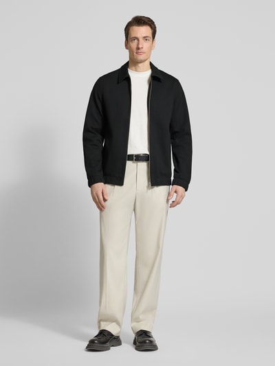 Männermodel trägt Jacke mit Umlegekragen und Reißverschluss von Lindbergh im Regular-Fit Material-Mix mit Viskose-Anteil, Ganzkörperansicht von vorne.