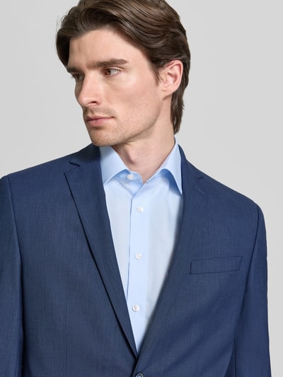 Męski model nosi Regular Fit Anzugjacke mit Schurwoll-Anteil od HECHTER PARIS, materiał elastyczny, kolor niebieski, zbliżenie na górną część ciała.