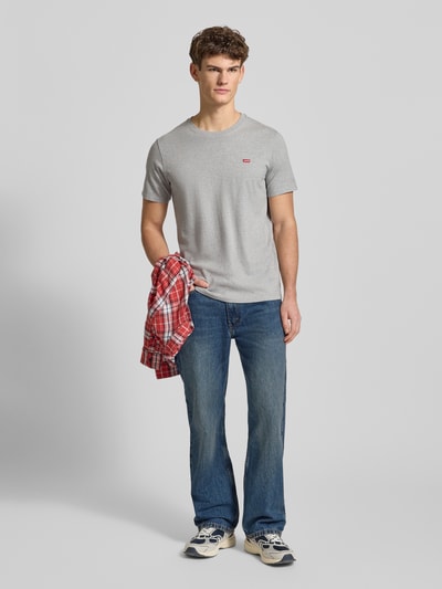 Männermodel trägt Jeans mit 5-Pocket-Design von Levi's®, Reine Baumwolle, Lockerer-Schnitt, Ganzkörperansicht von vorne.