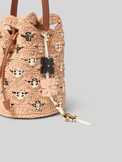 Produktfoto, Bucket-Bag in Flecht-Optik von Rabanne mit Allover-Logo-Details, Hauptfach mit Tunnelzug, floraler Anhänger, beige-braune Farben, strukturierte Oberfläche, Maße ca. 24x26x19 cm