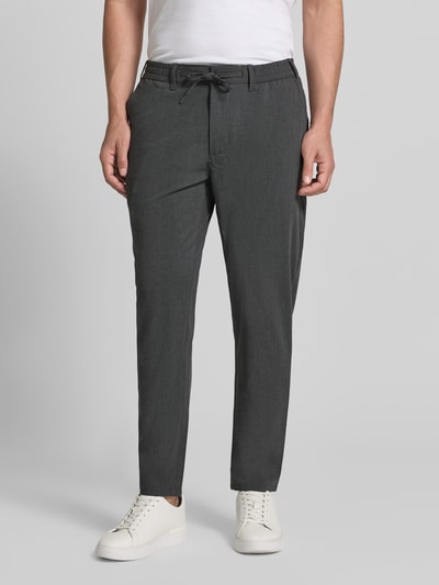 Männermodel trägt Stoffhose mit elastischem Bund und Kordelzug van MCNEAL, Materiaalmix met viscose, straight fit, steekzakken, knoop- en ritssluiting, strookzak aan de achterkant, donkergrijze kleur, geschikt voor reizen of kantoor, Ganzkörperansicht van voren
