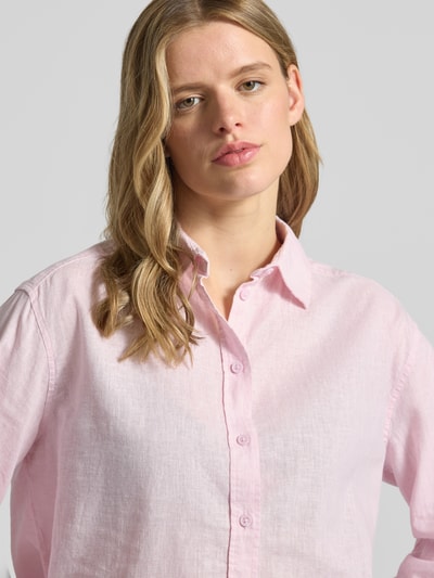 Frauenmodel trägt Regular Fit Bluse aus Leinen-Baumwoll-Mix von Gina Tricot in zartem Rosa mit Hemdblusenkragen, Knopfleiste, Nahaufnahme Oberkörper. Rückenlänge bei Größe S: 74 cm, Ärmellänge bei Größe S: 60 cm.