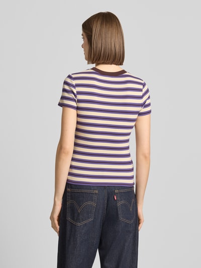 Frauenmodel trägt Slim Fit T-Shirt mit Rundhalsausschnitt Modell 'Sally' von Topshop, gestreiftes Strukturmuster, Baumwoll-Mix, Ganzkörperansicht Rückansicht, Rückenlänge bei Größe S 52 cm.