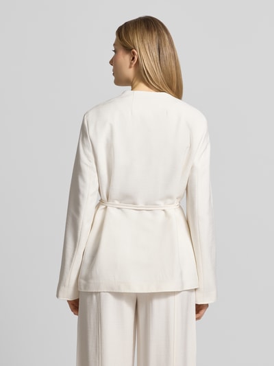 Frauenmodel trägt Regular Fit Blazer mit Strukturmuster von Calvin Klein Womenswear in Optik: Unifarben, Viskose-Mix, Ganzkörperansicht Rückansicht.