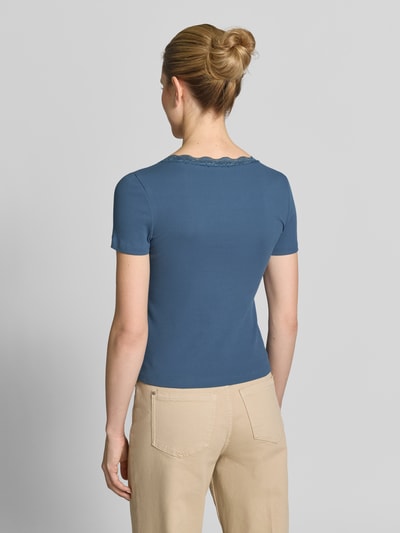Kobiece modelka nosi T-Shirt in Ripp-Optik mit Spitzenbesatz von Jake*s Casual, bawełna z elastanem, krój slim fit, niebieski, karczek prostokątny, delikatna faktura prążkowana, widok całej sylwetki z tyłu.
