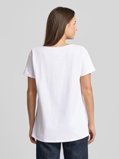 Frauenmodel trägt weißes Relaxed Fit T-Shirt mit Pailettenbesatz Modell 'Martinis Manolos' von miss goodlife, Rückenansicht, Ganzkörperansicht Rückansicht.
