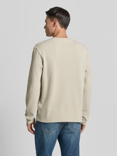 Männermodel trägt Regular Fit Langarmshirt aus Baumwoll-Mix Modell 'WE-TEMPEST' von BOSS Orange in Beige, unifarben, Ganzkörperansicht Rückansicht.