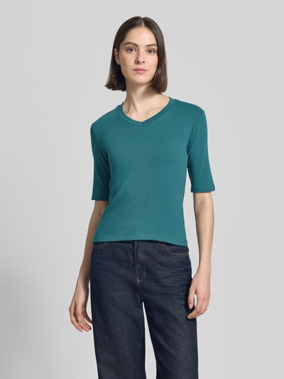 Frauenmodel trägt T-Shirt mit Rundhalsausschnitt von Christian Berg Woman, Baumwoll-Elasthan-Mix, Slim-Fit, 1/2-Arm, Ganzkörperansicht von vorne.