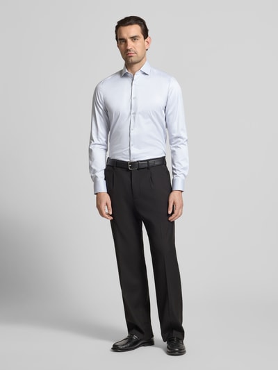 Männermodel trägt Slim Fit Business-Hemd in unifarbenem Design mit Kentkragen von OLYMP Level Five, Ganzkörperansicht von vorne, reine Baumwolle, Knopfleiste, Rückenlänge 81 cm, Schulterbreite 44 cm, Ärmellänge 68 cm.