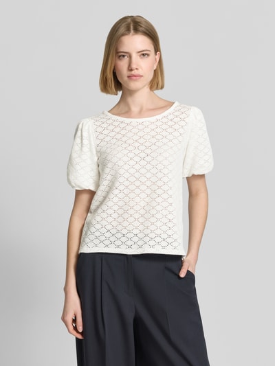 Frauenmodel trägt Strickshirt mit Puffärmeln von More & More, weißer Baumwoll-Mix, Regular Fit, Rundhals, Lochmuster, Nahaufnahme Oberkörper.