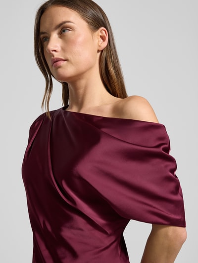Frauenmodel trägt One-Shoulder-Abendkleid aus Satin Modell 'NEAGAN' von Lauren Ralph Lauren in Dunkelrot, glänzende Oberfläche, Raffung, Nahaufnahme Oberkörper. Damen Abendkleid, A-Linie, Maxikleid, Rückenlänge 190 cm, Brustweite 36 cm.