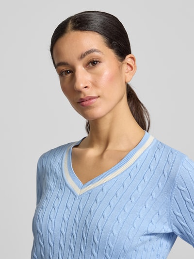 Kobiece model prezentuje Slim Fit Longsleeve in Strick-Optik od Christian Berg Woman, bawełniana mieszanka, krój slim fit, wygląd dzianiny, dekolt w serek, elastyczne wykończenia, długość tyłu w rozmiarze S: 58 cm, długość rękawa w rozmiarze S: 63 cm, jasnoniebieski kolor, faktura prążkowana, zbliżenie na górną część ciała.