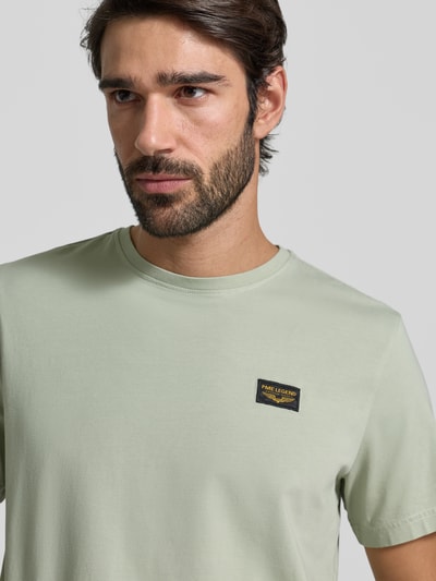 Männermodel trägt T-Shirt mit Label-Detail von PME Legend in hellem Grün, Baumwoll-Elasthan-Mix, Regular-Fit, Nahaufnahme Oberkörper.